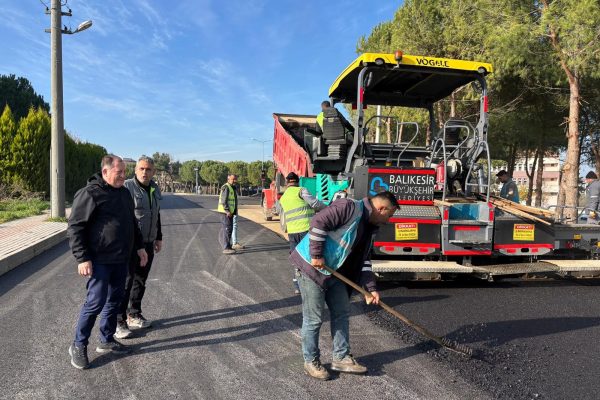 Büyükşehir Belediyesi Gönen’de son 1 ayda 3 kilometre yolu asfaltla kapladı