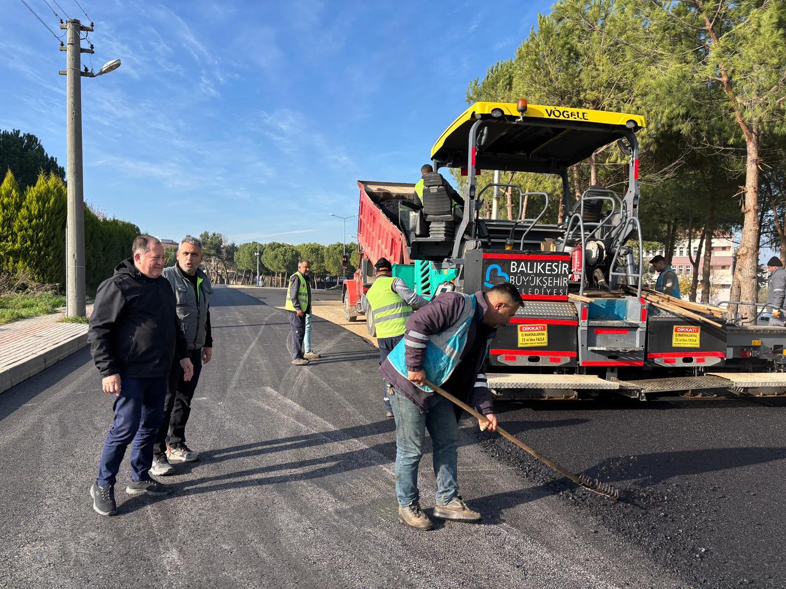 Büyükşehir Belediyesi Gönen’de son 1 ayda 3 kilometre yolu asfaltla kapladı