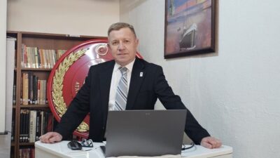 ADD Bandırma Şube Başkanı Hayri Turna öğrencilere verilen öğrenci gelişi