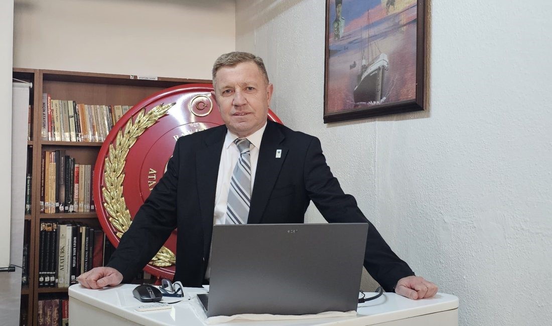 ADD Bandırma Şube Başkanı Hayri Turna öğrencilere verilen öğrenci gelişi