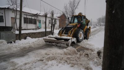 Balıkesir’deki kar yağışının yoğun olduğu bölgelerde ulaşımın aksamaması için Balıkesir