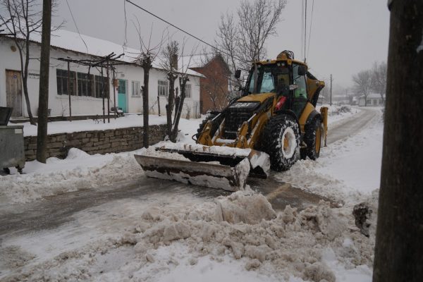 Büyükşehir Belediyesi karla mücadelede 7/24 sahada