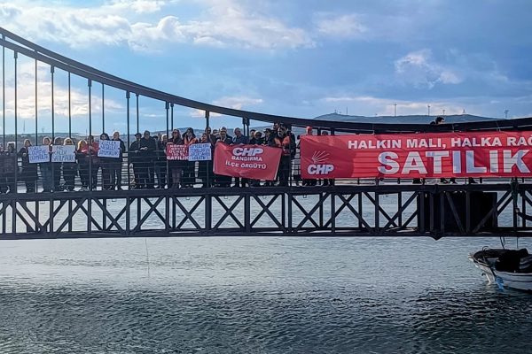 Bandırma’da satılık köprü protestosu