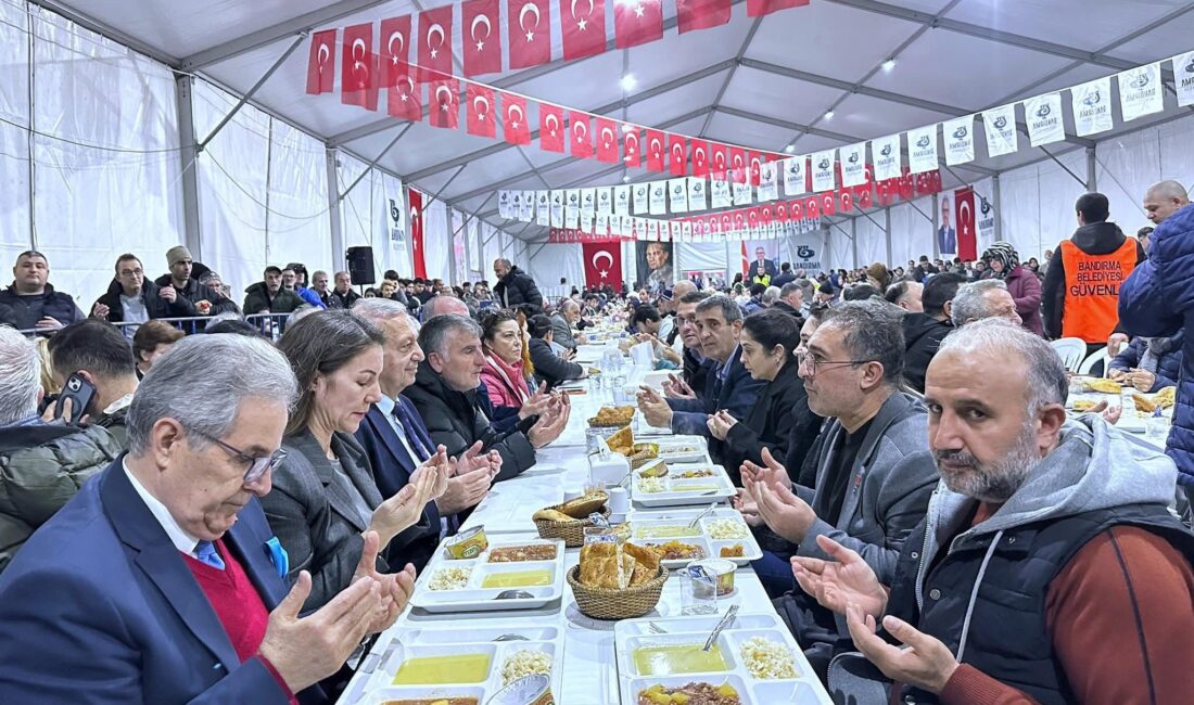 Bandırma Belediye Başkanı Dursun Mirza, Ramazan ayı dolayısıyla düzenlenen iftar