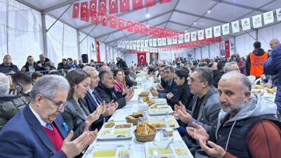 Bandırma Belediye Başkanı Dursun Mirza, Ramazan ayı dolayısıyla düzenlenen iftar