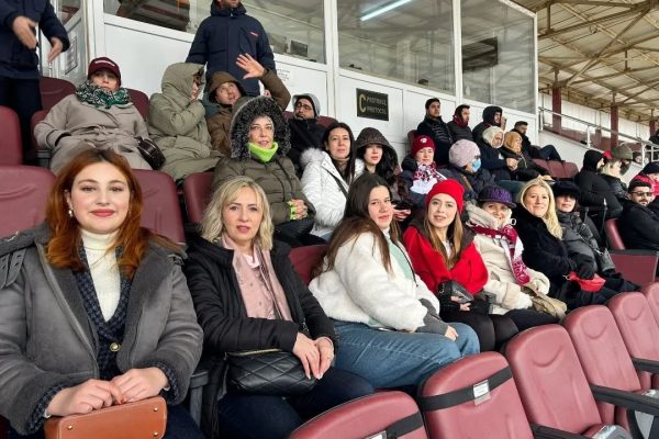 CHP’li kadınlar Bandırmaspor maçına renk kattılar