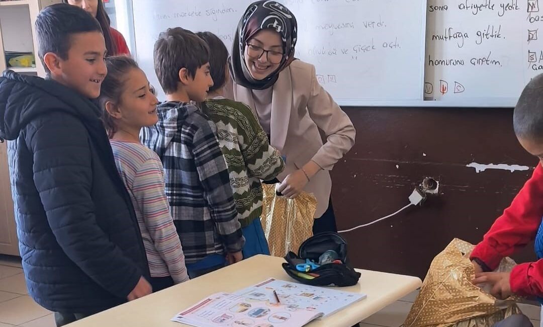 Kadın-Der yardım çalışmaları kapsamında ülkenin farklı bölgelerindeki çocukların eğitim hayatlarına