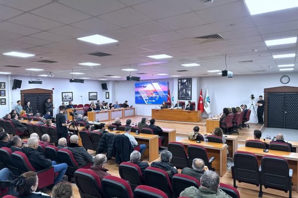 Deprem videosu mecliste tansiyonu yükseltti
