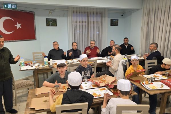 İlçe Kaymakamı Aksakal hafızlık öğrencileriyle iftar açtı