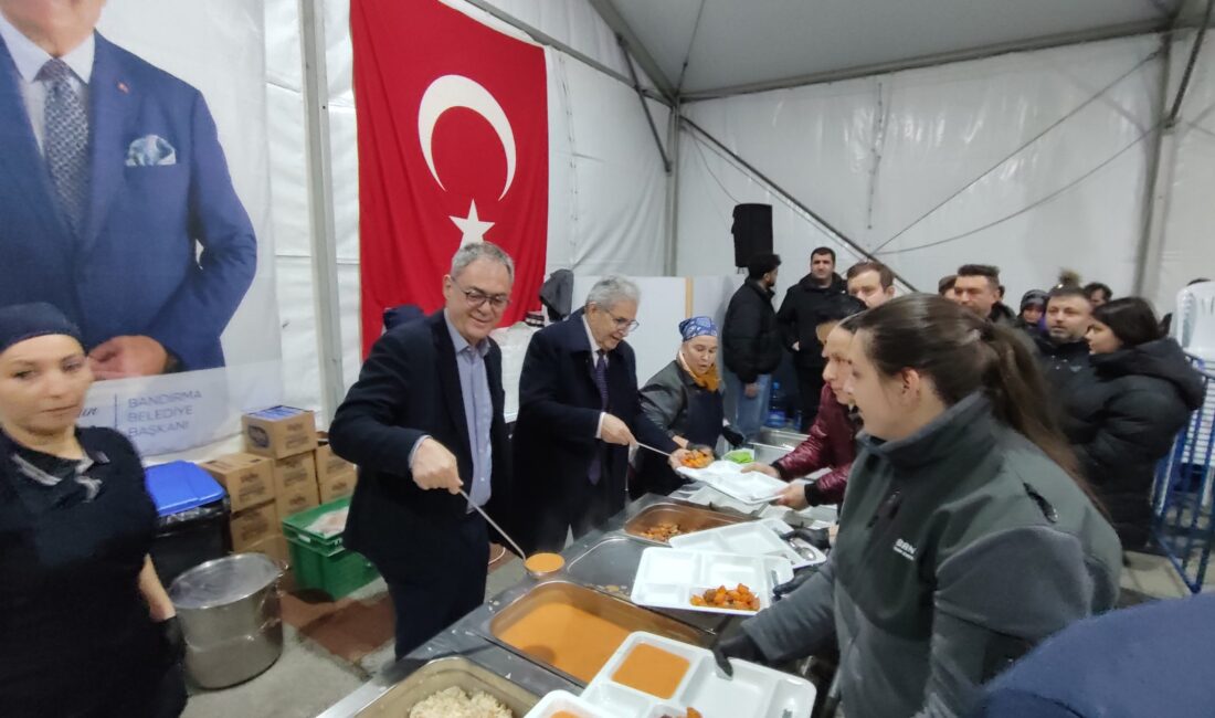 Bandırma Belediyesi’nin öncülüğünde ve hayırseverlerin destekleriyle hazırlanan iftar sofralarında, Ramazan