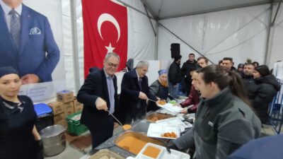 Bandırma Belediyesi’nin öncülüğünde ve hayırseverlerin destekleriyle hazırlanan iftar sofralarında, Ramazan