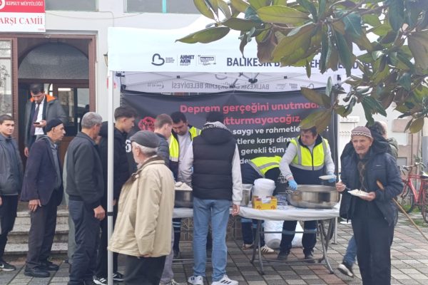Büyükşehir deprem şehitleri anısına 20 ilçede pilav dağıttı