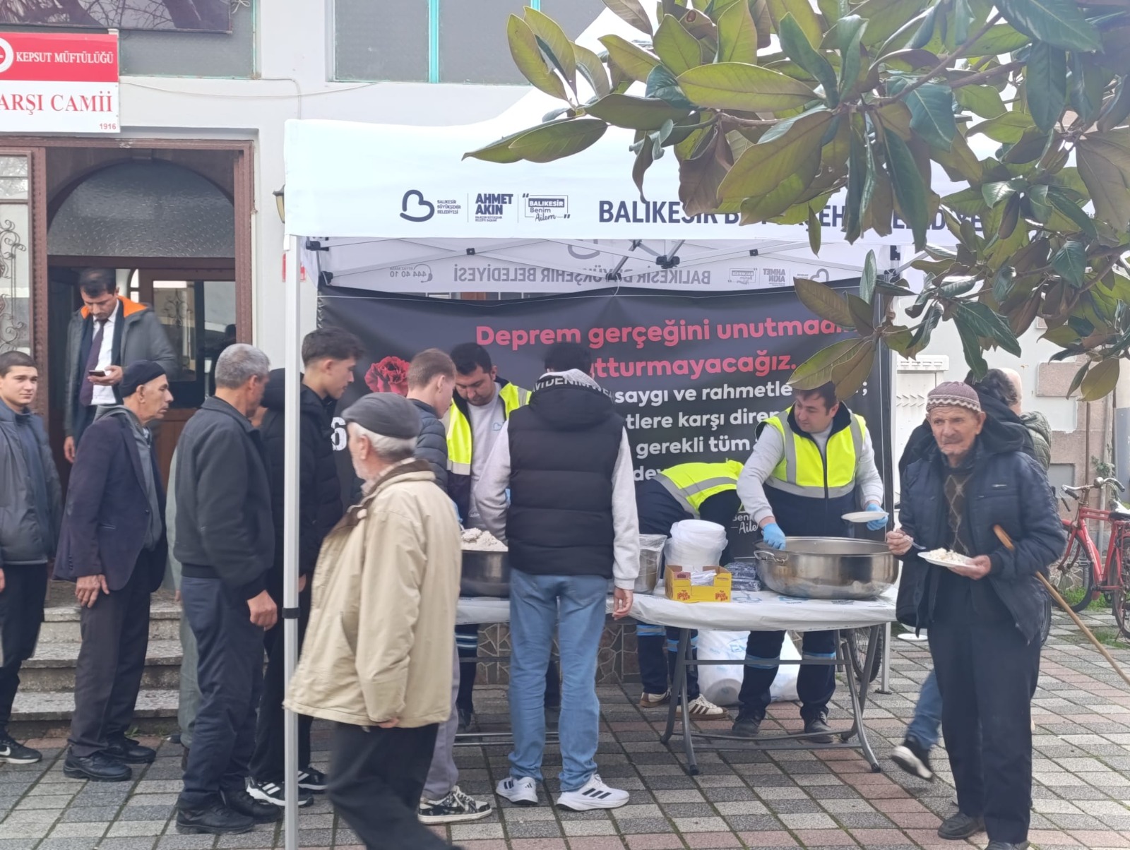 Büyükşehir deprem şehitleri anısına 20 ilçede pilav dağıttı