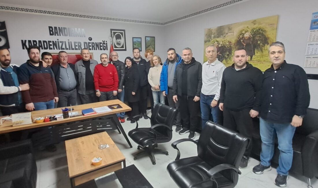 Bandırma’daki Karadenizliler Geleneksel hale getirdikleri aile kahvaltısında Karadenizliler Lokalinde bir