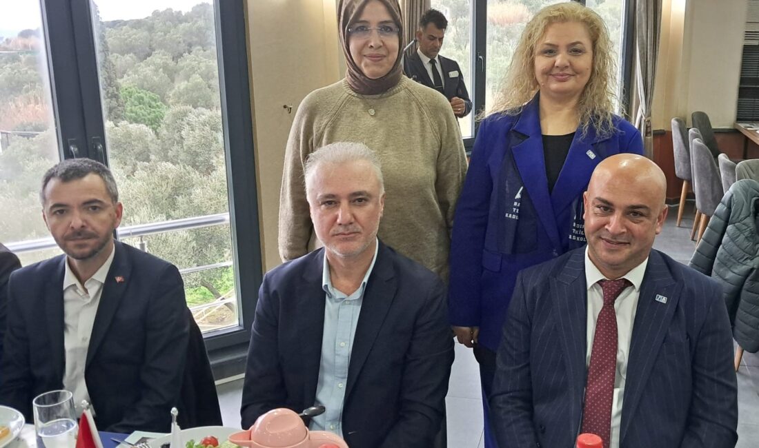 Anahtar Parti İlçe Teşkilatı düzenlediği kahvaltılı basın toplantısında şehit aileleri,