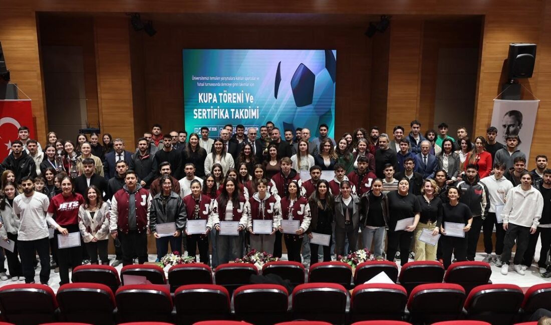 Bandırma Onyedi Eylül Üniversitesini temsilen çeşitli yarışmalara katılan sporcular ile