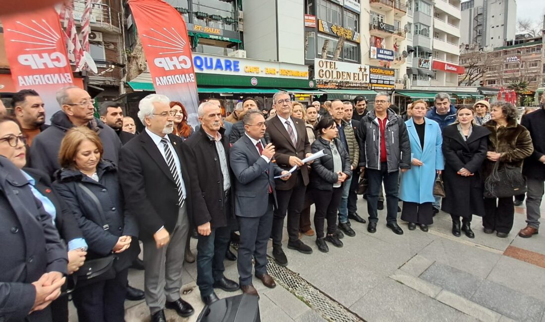 CHP İl Başkanı Erden Köybaşı, parti binasının önünde partililere gündeme