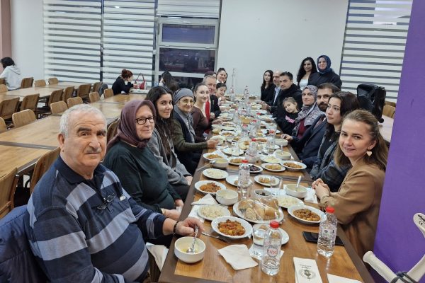 Şehit Aileleri ile Gençler Aynı Sofrada