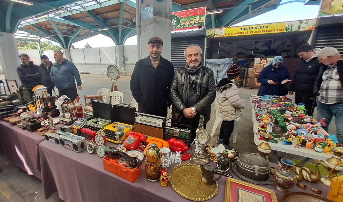 Kapalı Pazar yerinde kurulan antika pazarına Bandırmalılar büyük ilgi gösteriler.