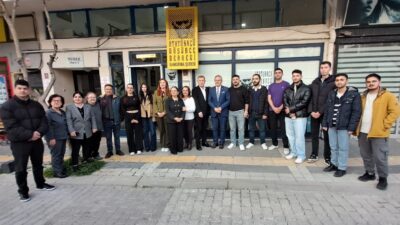 Atatürkçü Düşünce Derneğinin düzenlediği iftar yemeğinde burs sağladığı öğrenciler ve