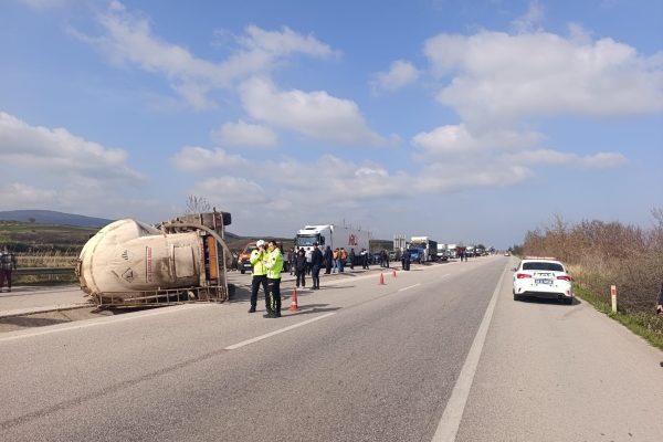 Direksiyon hakimiyetini kaybeden TIR devrildi