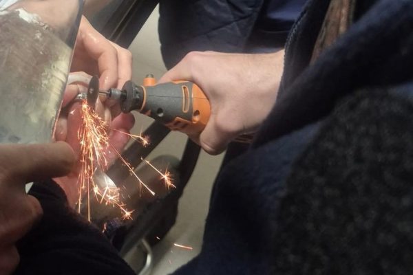 Gönen’de parmağa sıkışan yüzük itfaiye tarafından kesildi