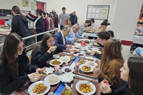 Kaymakam Engin Aksakal öğrencilerle iftar yaptı