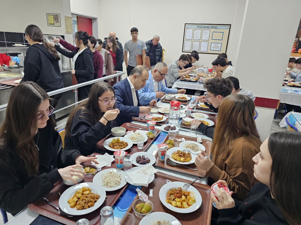 Kaymakam Engin Aksakal öğrencilerle iftar yaptı