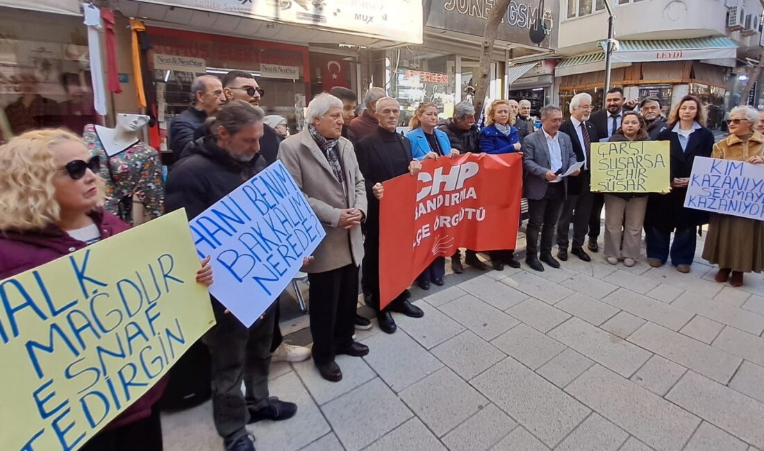 CHP İlçe Örgütü İstiklal Caddesinde yaptığı basın açıklaması ile esnafların