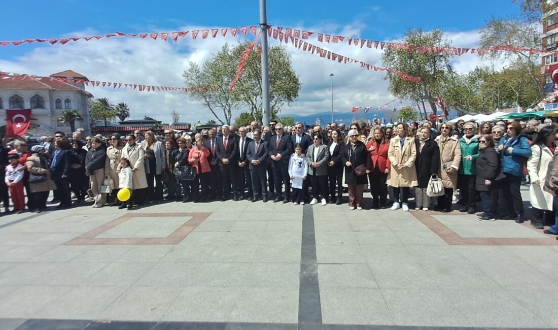 Resmi kutlamalarda Atatürk Anıtına çelenk koymalarına izin verilmeyen STK’lar alternatif