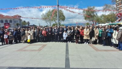 Resmi kutlamalarda Atatürk Anıtına çelenk koymalarına izin verilmeyen STK’lar alternatif