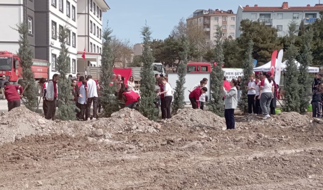 Bandırma Ortaokulu bahçesinde ÇEDES projesi kapsamında ağaç dikme töreni gerçekleştirildi.