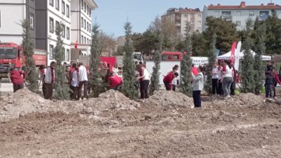 Bandırma Ortaokulu bahçesinde ÇEDES projesi kapsamında ağaç dikme töreni gerçekleştirildi.