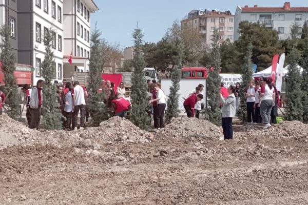 Bandırma Ortaokulu Bahçesine 90 Fidan Dikildi