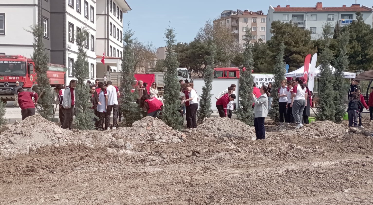 Bandırma Ortaokulu Bahçesine 90 Fidan Dikildi