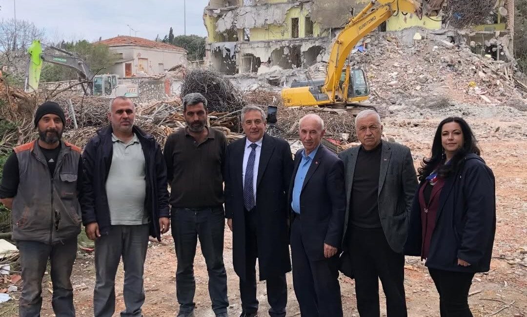 Ak Parti İlçe Başkanı Göksel Karlahan ve yönetim kurulu üyeleri