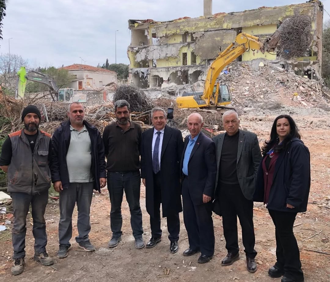 Başkan Karlahan eski SSK hastanesinin yıkımı takip etti