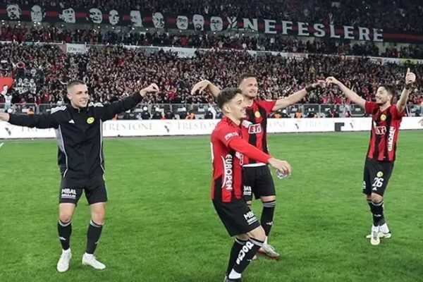 Balıkesirspor galibiyetlerini Eskişehirspor çiftetelli ile kutladı