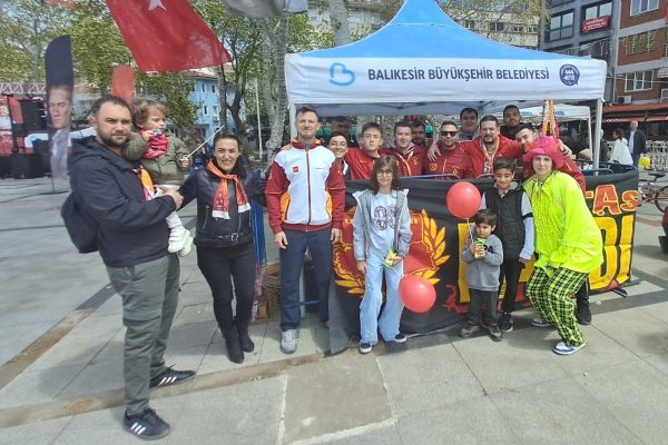 23 Nisan’da Cumhuriyet Meydanı sarı kırmızıya büründü