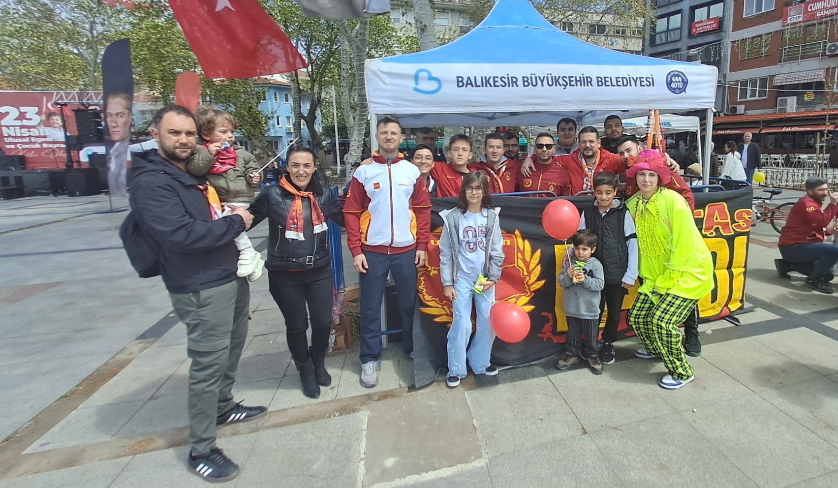 23 Nisan’da Cumhuriyet Meydanı sarı kırmızıya büründü