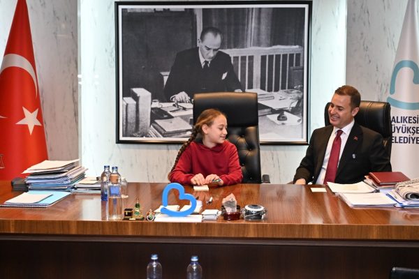 Ahmet Akın makamını çocuklara devretti