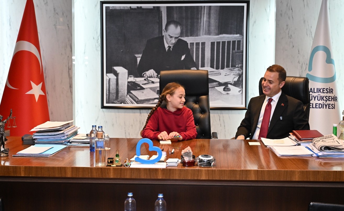 Ahmet Akın makamını çocuklara devretti