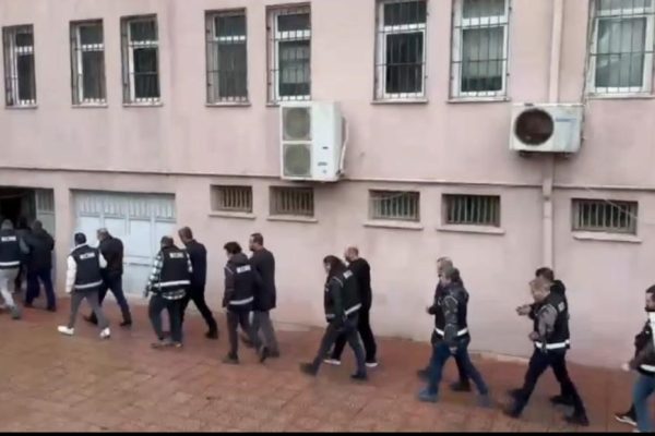 Bandırma merkezli rüşvet operasyonu… Tapu, müteahhit, emlak danışmanlığı ve arzuhalciler çemberinde 7 tutuklama