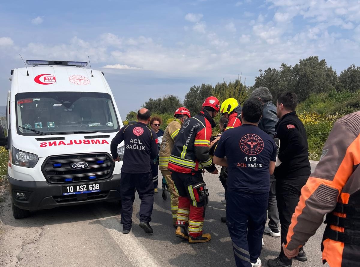 Erdek-Bandırma karayolunda yaşanan trafik kazasında 3 kişi yaralandı. Kaza Erdek-Bandırma