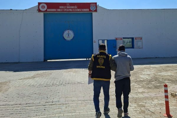 Aranan şahıs Ordu Caddesinde gezerken yakalandı