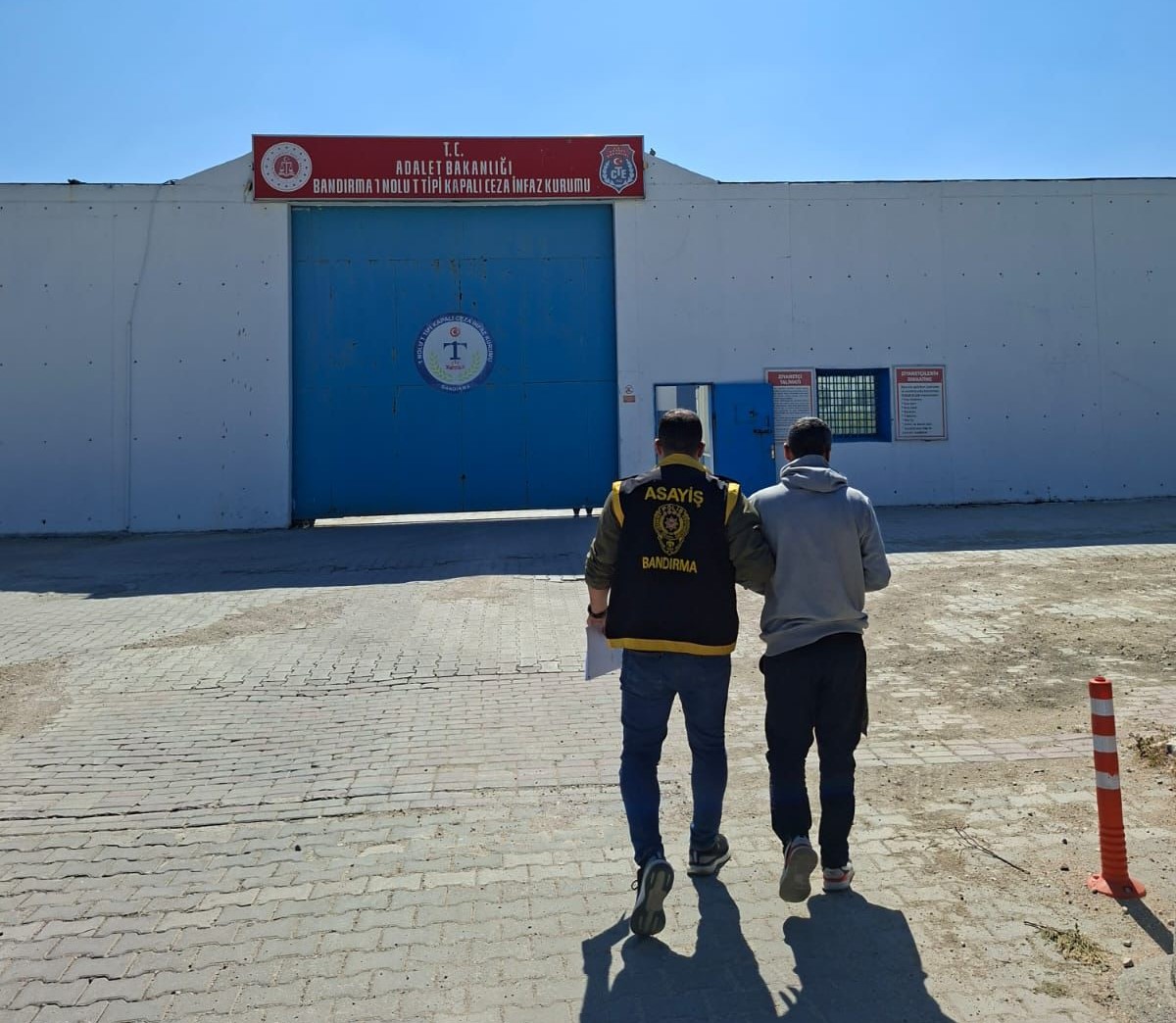 Bandırma İlçe Emniyet Müdürlüğü ekipleri  aranan şahısların yakalanmasına yönelik sürdürülen