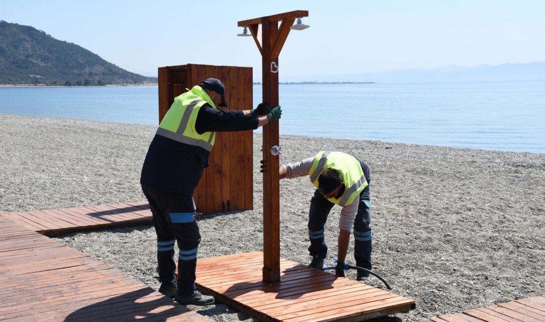Balıkesir Büyükşehir Belediyesi, sahillerdeki yaz hazırlıklarını sürdürüyor. Halkın ihtiyaçlarına uygun