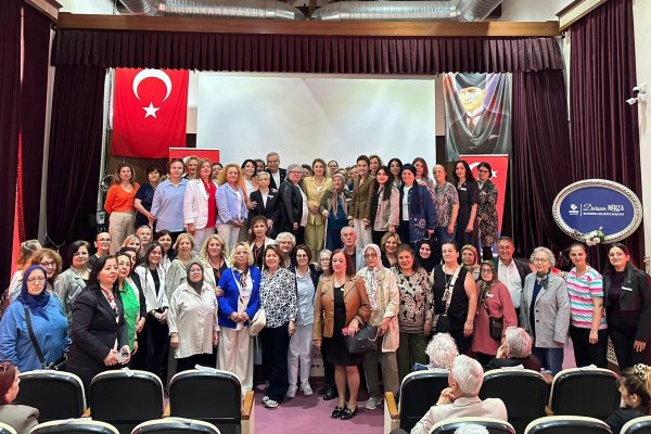 Asu Kaya Bandırma’da kadınlara rozet taktı
