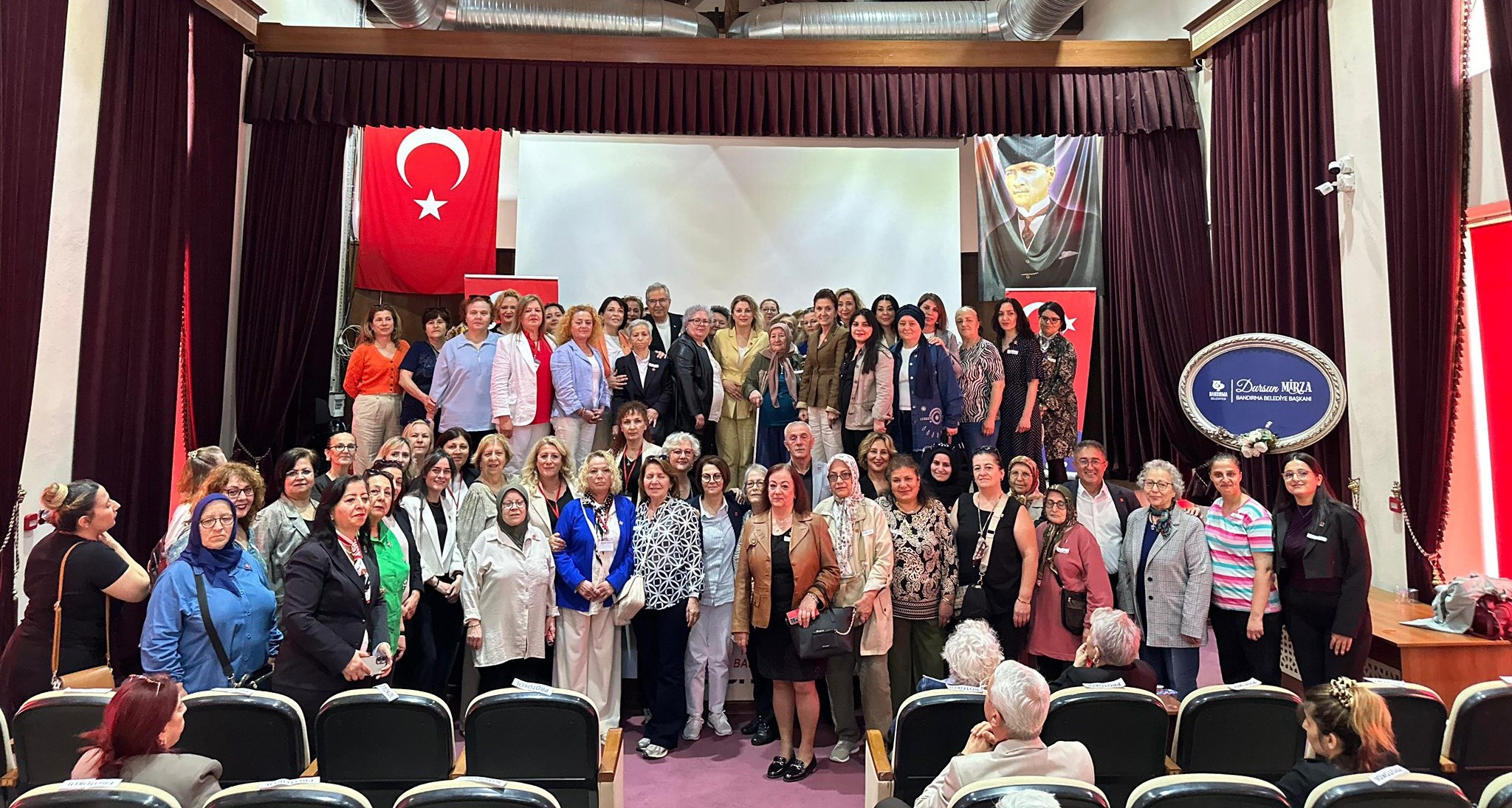 Asu Kaya Bandırma’da kadınlara rozet taktı