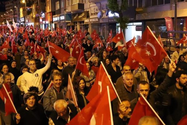 Bandırma’da binler fener alayında buluştu